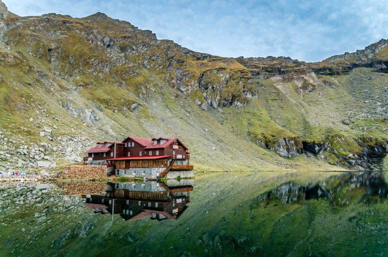 What can you see on a day trip to Balea Lake?